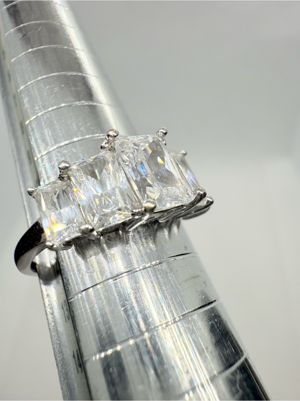 Stunning 14K White Gold 5-Stone Radiant Cut Ring - Size 6 💎 - Picture 17 of 17
